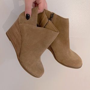 NWOB Lucky Brand Camel Wedge Suede Booties
